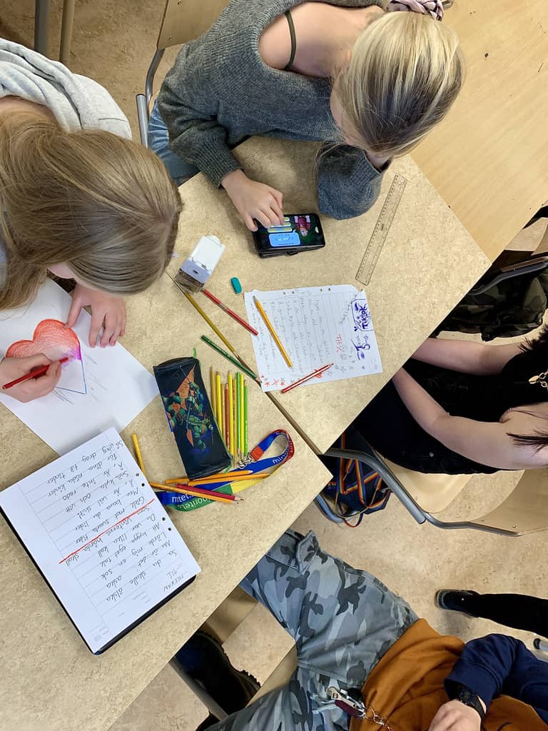 skola elever barn pluggar plugg grupparbete