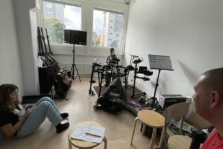 Alex jassim klassrum elever musik Entréskolan