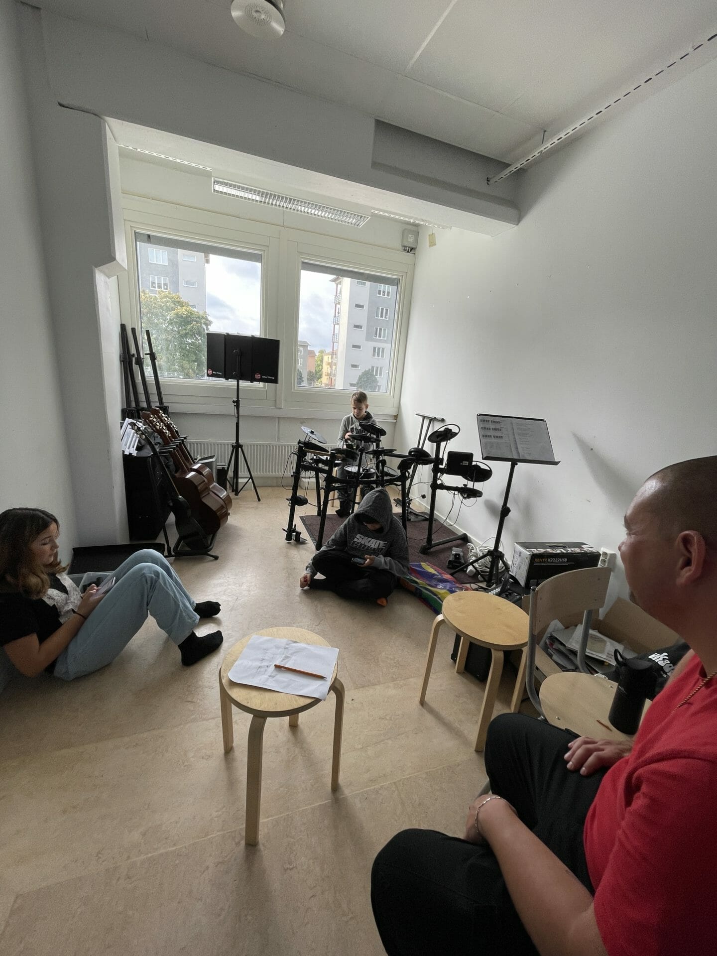 Alex jassim klassrum elever musik Entréskolan