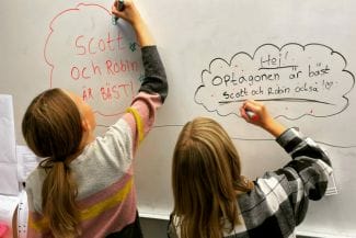 Elever skriver på tavlan på skola i Åre