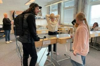 P4 på besök på workshop på skola i Åre