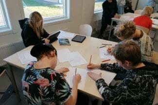 Elever skriver låttexter på workshop i Varberg