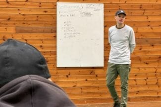 Erik Runeson går igenom hur man skriver låttexter