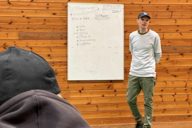 Erik Runeson går igenom hur man skriver låttexter
