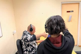 Elev sjunger in sin låttext med Alex Jassim på workshop i Boden