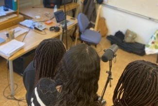 Elever spelar in spoken words i Vallaskolan