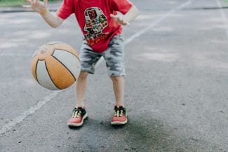 Barn studsar basketboll