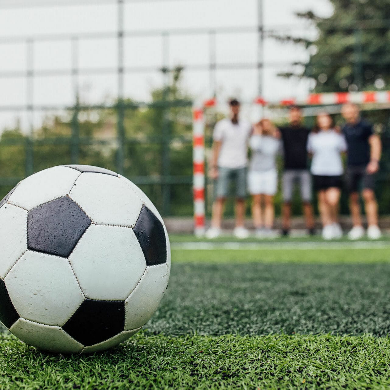 Fotboll och barn som står i mål