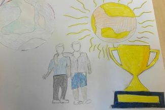 Teckning av två personer som kollar på en trofe
