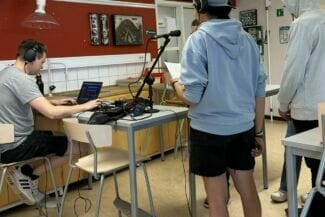 Elever i Skövde spelar in låt