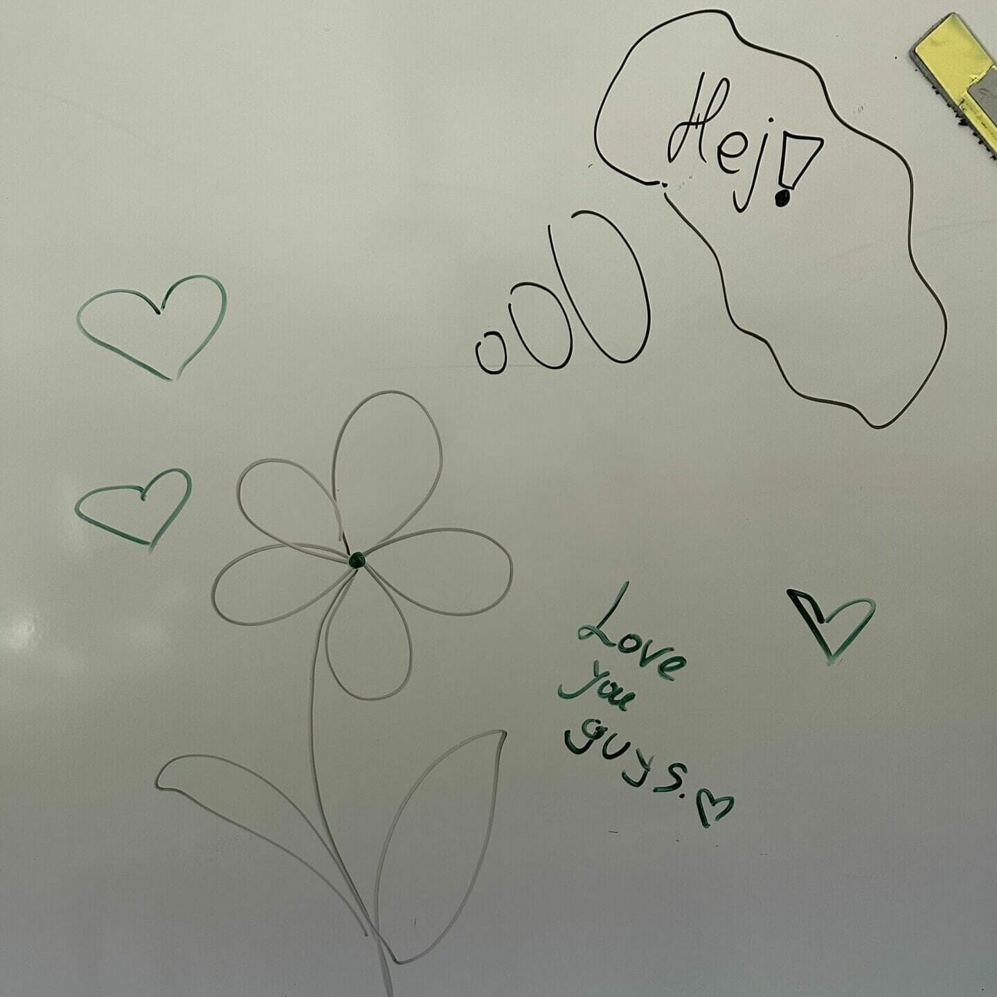 En teckning av en blomma med hjärtan