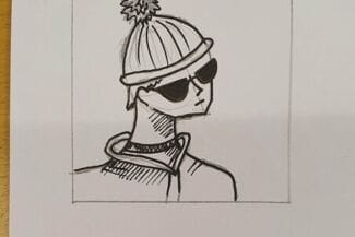 Bild ev en kille med solglasögon och mössa