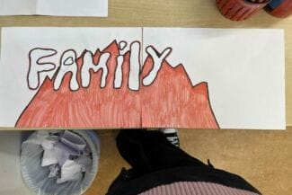 En teckning av ordet familj