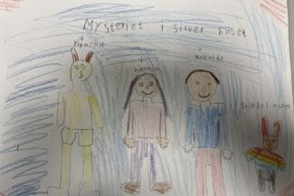 Teckning av en flicka en pojke och pikachu