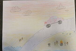 En rosa bil som kör på en väg