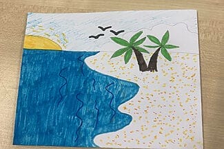 en tecknig av en strand med palmer och fåglar