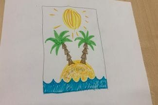 teckning av två palmer som står på en ö i havet med solen över