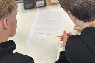 två elever från svenljunga skriver en låt