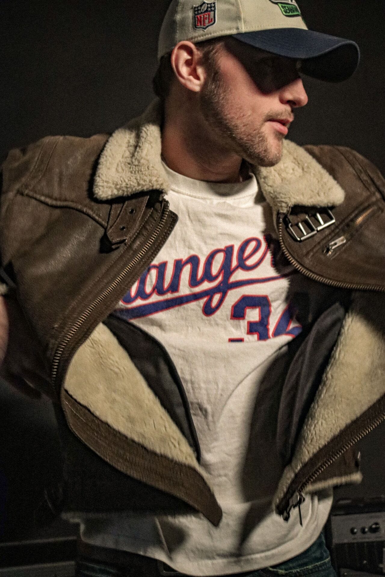 Adam Carlsson i läderjacka