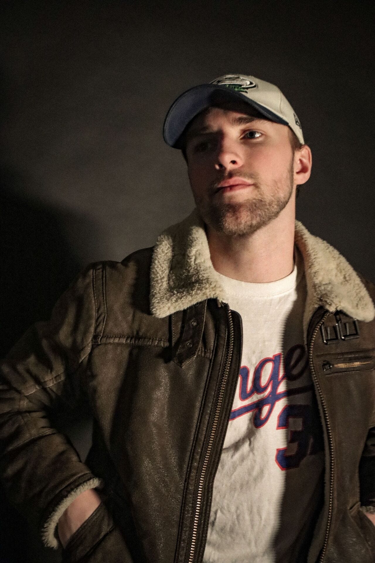 Adam Carlsson spelar gitarr under en workshop